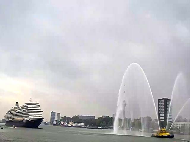 Cruiseschip ms Rotterdam VII van de Holland America Line aan de Cruise Terminal Rotterdam